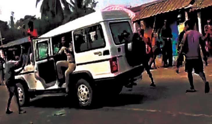 ଚୋର ଧରିବାକୁ ଯାଇଥିବା ପୁଲିସ ଭ୍ୟାନ୍‌କୁ ଢ଼େଲାମାଡ଼