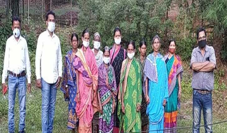 ସ୍ବାବଲମ୍ବୀ କରାଉଛି ମିଶନ ଶକ୍ତି: କୁକୁଡ଼ା ଚାଷ କରି ମହିଳା ହେବେ ଆତ୍ମନିର୍ଭରଶୀଳ