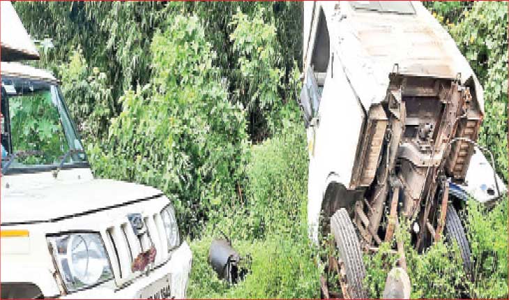 ଭୂତ ଭୟରେ ଗାଡ଼ି ଦୁର୍ଘଟଣା : ପଥରରେ ପିଟିହୋଇ କ୍ଷୀର ବୋଝେଇ ଭ୍ୟାନ୍‌ ଦୁଇଗଡ଼