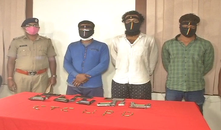 ଦୁର୍ବୃତ୍ତଙ୍କ ଯୋଜନା ପଣ୍ଡ: ଆତଙ୍କ ସୃଷ୍ଟି କରିବା ପୂର୍ବରୁ ମାଡ଼ିବସିଲା ପୁଲିସ, ୩ ଗିରଫ ସହ ୫ଟି ବନ୍ଧୁକ ଓ ୩୦ ରାଉଣ୍ଡ ଗୁଳି ଜବତ