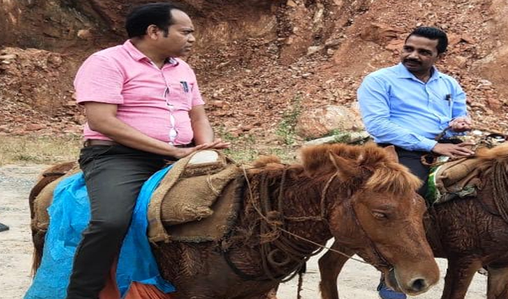 ସ୍ୱାଭିମାନ ଅଞ୍ଚଳରେ ଖଚରରେ ବୁଲି ବିଭିନ୍ନ ଉନ୍ନୟନମୂଳକ କାର୍ଯ୍ୟର ତଦାରଖ କଲେ ପଞ୍ଚାୟତ ରାଜ ଉପସଚିବ