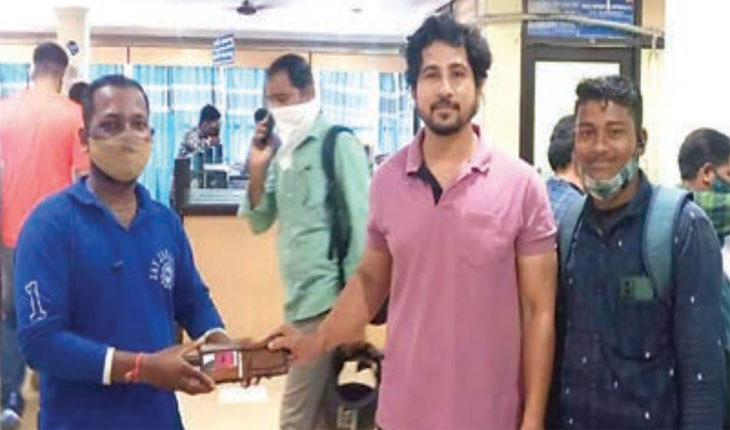 ଆଜି ବି ବଞ୍ଚିଛି ମାନବିକତା; ୫ ଲକ୍ଷର ଚେକ୍ ଥିବା ମନିପର୍ସ ପାଇ ଫେରାଇଲେ ଯୁବକ