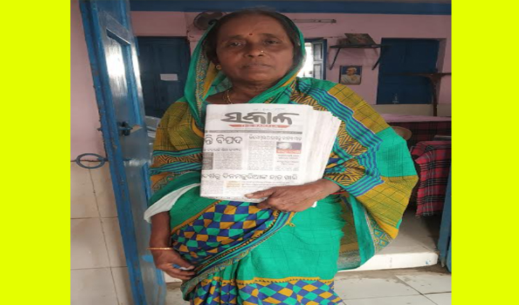 ଅନନ୍ୟ ମହିଳା ଖବରକାଗଜ ବିତରକ ଅନ୍ନପୂର୍ଣ୍ଣା: ୧୭ ବର୍ଷ ଧରି ଖବରକାଗଜ ବିକି ଚଳାଉଛନ୍ତି ପରିବାର, ଚାଲି ଚାଲି ୫ ଗାଁରେ ବିକ୍ରି କରୁଛନ୍ତି ବିଭିନ୍ନ ଖବରକାଗଜ