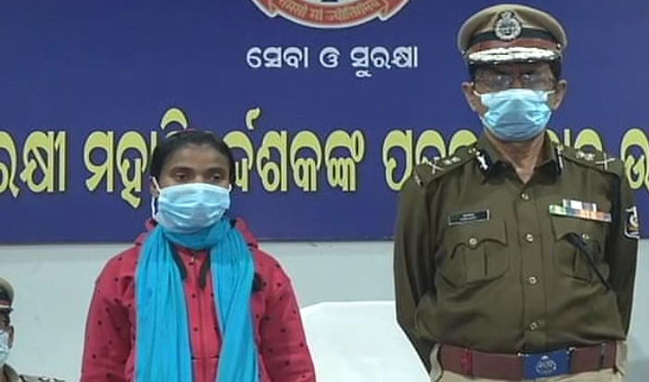 ଡିଜିପିଙ୍କ ଉପସ୍ଥିତିରେ ଆତ୍ମସମର୍ପଣ କଲେ ଏସିଏମ୍ ରାଙ୍କର ମହିଳା ମାଓବାଦୀ