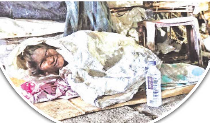 ରାସ୍ତାକଡ଼ରେ ବିତୁଛି ଜୀବନ : ଚନ୍ଦ୍ରମାଙ୍କ ପାଇଁ ଜରିଅଖା ପାଲଟିଛି ସାହାରା