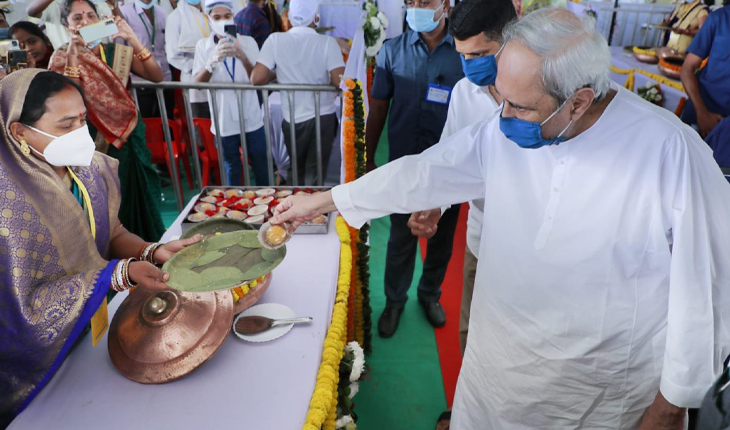 ମହାମାରୀ ସମୟରେ ଭଲ କାମ କରିଥିବାରୁ ପଞ୍ଚାୟତ ପ୍ରତିନିଧିମାନଙ୍କୁ ପ୍ରଶଂସା କରିବା ସହ ମା’ ତାରାତାରିଣୀଙ୍କ ପ୍ରସାଦ ବାଣ୍ଟିଲେ ମୁଖ୍ୟମନ୍ତ୍ରୀ