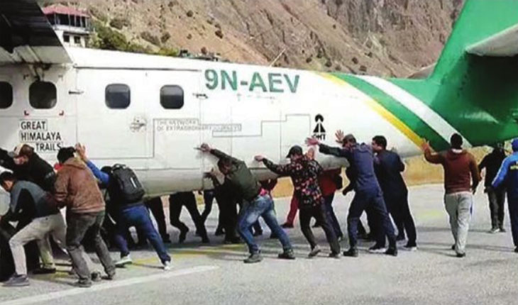 ରନ୍‌ୱେରେ ଉଡାଜାହାଜକୁ ଧକ୍କା ମାରି ଆଗକୁ ଗଡାଇଲେ ଲୋକେ, ଭାଇରାଲ ହେଉଛି ଭିଡ଼ିଓ