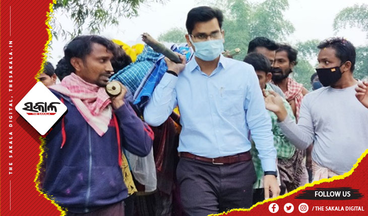 ତହସିଲଦାର ହେବ ତ ଏମିତି; ଅସହାୟଙ୍କ କୋକେଇରେ କାନ୍ଧ ଦେଇ ସମ୍ମାନପୂର୍ବକ ଶବଦାହ କଲେ ତହସିଲଦାର ନୀତିଶ