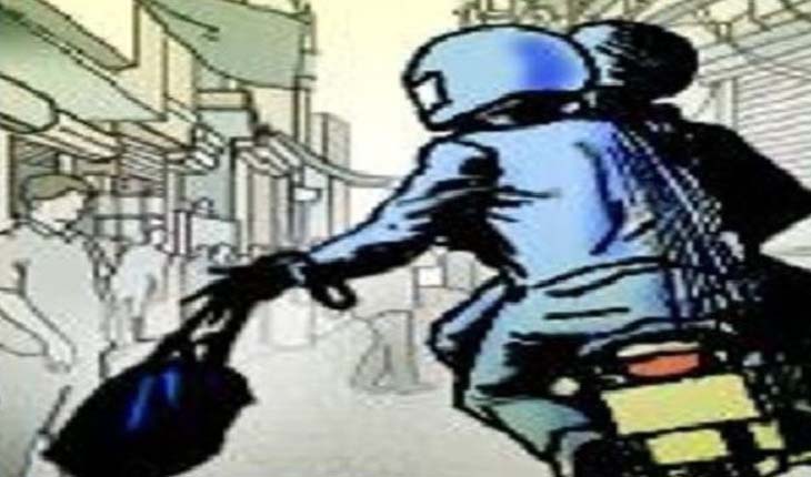 ଚଳନ୍ତା ବାଇକରୁ ମହିଳାଙ୍କୁ ଠେଲି ଭ୍ୟାନିଟ ବ୍ୟାଗ୍ ଝାମ୍ପି ନେଲେ ଲୁଟେରା