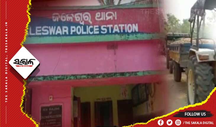 ବାଲି ମାଫିଆ- ଗ୍ରାମବାସୀ ମୁହାଁମୁହିଁ: ୧୦ରୁ ଉର୍ଦ୍ଧ୍ୱ ବାଲି ବୋଝେଇ ଟ୍ରାକ୍ଟର ଅଟକାଇଲେ  ଗ୍ରାମବାସୀ