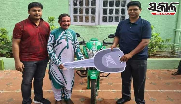 ନିଜ ଜନ୍ମଦିନରେ ନବୀନଙ୍କ ଫ୍ୟାନ୍‌ ଖଗେଶ୍ବରଙ୍କୁ ବାଇକ୍ ଉପହାର ଦେଲେ ପ୍ରଣବ ପ୍ରକାଶ ଦାସ