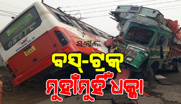 ବସ୍‌-ଟ୍ରକ୍‌ ମୁହାଁମୁହିଁ ଧକ୍କା : ୩୫ରୁ ଅଧିକ ଯାତ୍ରୀ ଆହତ, ୪ ଗୁରୁତର