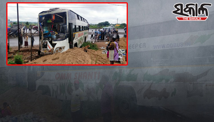 ଟ୍ରକକୁ ପଛପଟୁ ଧକ୍କା ଦେଲା ଯାତ୍ରୀବାହୀ ବସ; ଜଣେ ମୃତ, ୧୫ରୁ ଉର୍ଦ୍ଧ୍ବ ଆହତ