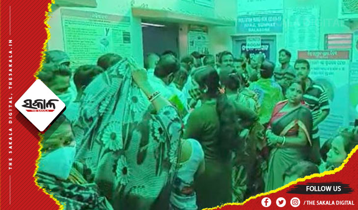 ଅନ୍‌ଲାଇନ୍‌ ଟିକାଦାନକୁ ବିରୋଧ କରି ସ୍ୱାସ୍ଥ୍ୟକର୍ମୀଙ୍କୁ ତାଲା ପକାଇଲେ ଉତ୍ୟକ୍ତ ଲୋକେ