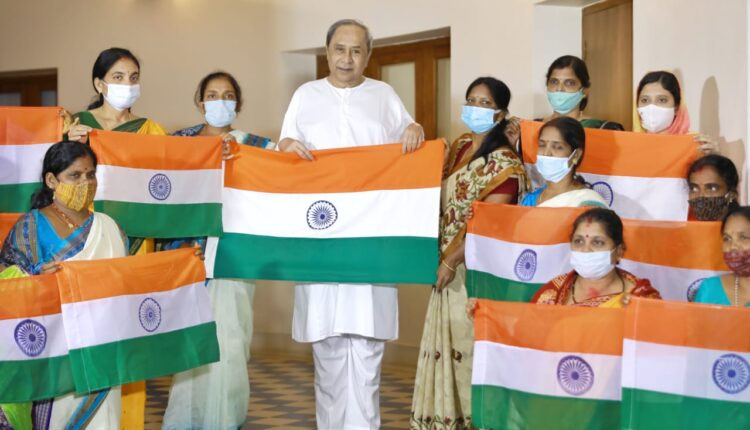 ‘ହର୍‍ ଘର ତ୍ରିରଙ୍ଗା ଅଭିଯାନ’: ମିଶନ ଶକ୍ତି ସଦସ୍ୟାଙ୍କ ଦ୍ୱାରା ୩୦ଲକ୍ଷ ଜାତୀୟ ପତାକା ପ୍ରସ୍ତୁତ, ମୁଖ୍ୟମନ୍ତ୍ରୀଙ୍କୁ ଜଣାଇଲେ କୃତଜ୍ଞତା