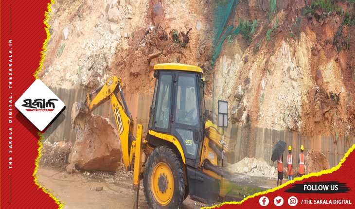 ଲଗାଣ ବର୍ଷା ପ୍ରଭାବରେ ଜୁଡ଼ିଆ ଘାଟିରୁ ଖସିଲା ପଥର, ରାସ୍ତାର ଗୋଟିଏ ପାର୍ଶ୍ୱରେ ଗାଡିମୋଟର ଚଳାଚଳ ବନ୍ଦ