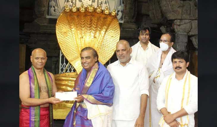 ଗୁରୁଭାୟୁର ମନ୍ଦିର ଦର୍ଶନ କରି  ୧.୫୧ କୋଟି ଦାନକଲେ ଅମ୍ବାନୀ