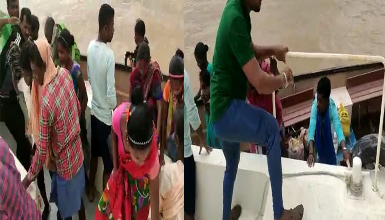 ଇନ୍ଦ୍ରାବତୀ ଜଳଭଣ୍ଡାରରେ ଅଚଳ ହେଲା ଯନ୍ତ୍ର ଚାଳିତ ଡଙ୍ଗା, ବୋଟ୍ ଅମ୍ବୁଲାନ୍ସ ଦ୍ବାରା ଉଦ୍ଧାର ହେଲେ ୨୫ ଯାତ୍ରୀ