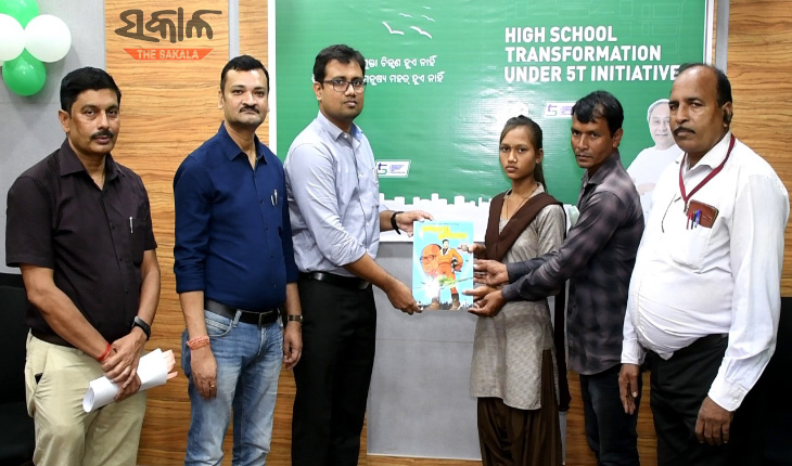 ପାଇଲଟ୍ ହେବାର ସ୍ୱପ୍ନ ଦେଖୁଥିବା ସୁନ୍ଦରଗଡ଼ର ଛାତ୍ରୀ ଭୂମିକାଙ୍କୁ ପ୍ରେରଣା ଦେବାକୁ ବିଜୁ ପଟ୍ଟନାୟକଙ୍କ ଜୀବନୀ ପୁସ୍ତକ ପଠାଇଲେ ‘୫ଟି’ ସଚିବ