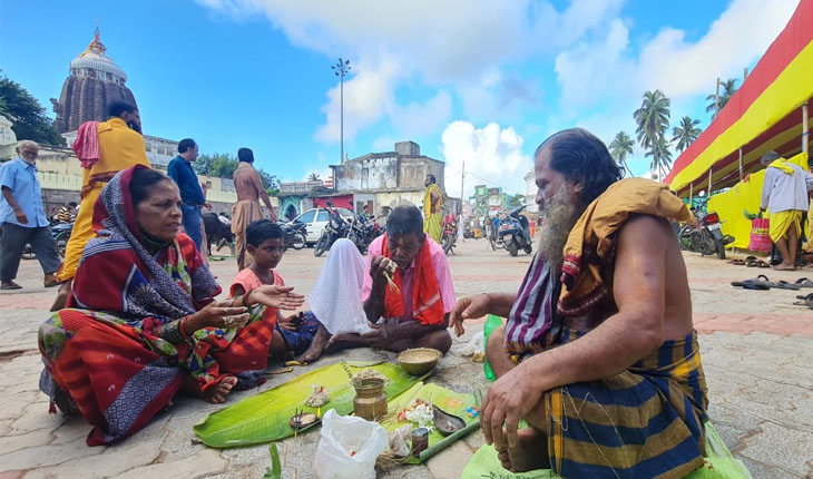 ଆଜି ପବିତ୍ର ମହାଳୟା: ପିତୃପକ୍ଷ ଲୋକଙ୍କ ଆତ୍ମାର ସଦଗତି କାମନା କରି ଶ୍ରାଦ୍ଧ ଦେଉଛନ୍ତି ଆତ୍ମୀୟ