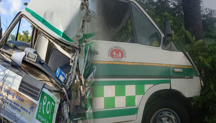 ଭାରସାମ୍ୟ ହରାଇ ଗଛରେ ପିଟିହେଲା ୧୦୮ ଆମ୍ବୁଲାନ୍ସ; ରୋଗୀ ସହ ହେଲ୍ପର ମୃତ, ୪ ଆହତ