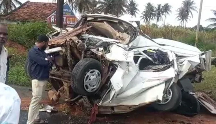 ମନ୍ଦିର ଦର୍ଶନ ସାରି ଫେରୁଥିବାବେଳେ ଯାତ୍ରୀବାହୀ ଟେମ୍ପୋକୁ ଧକ୍କାଦେଲା ବସ୍ ଓ ଟ୍ୟାଙ୍କର; ୯ ମୃତ, ୧୦ ଆହତ