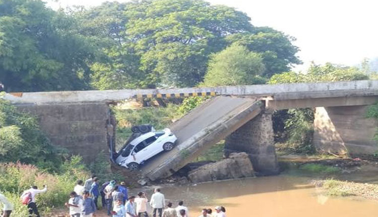 ହଠାତ ଭୁଶୁଡ଼ି ପଡିଲା ପୋଲ: ତଳକୁ ଖସି ପଡିଲା ଦୁଇଟି କାର, ଅଳ୍ପକେ ବର୍ତ୍ତିଲେ ଯାତ୍ରୀ