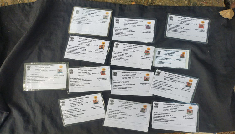 ନକଲି ଡ୍ରାଇଭିଂ ଲାଇସେନ୍ସ ଦେଇ ନିରୀହ ଆଦିବାସୀଙ୍କୁ ଠକୁଛନ୍ତି ଦଲାଲ