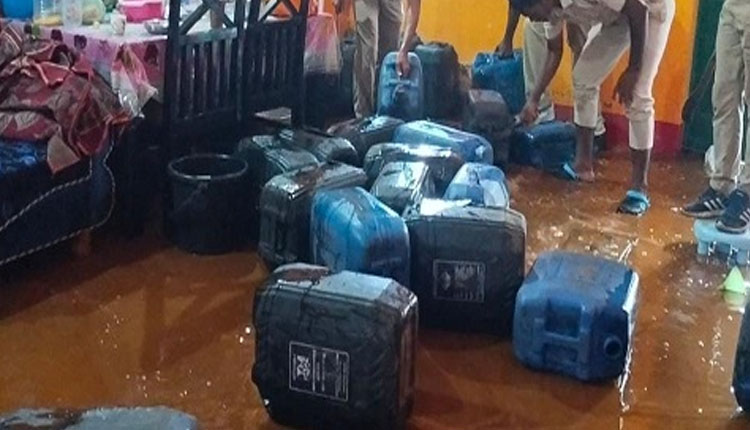 ଆଠଗଡ଼ ଭିରୁଡ଼ାରେ ଫ୍ଲାଇଂ ସ୍କ୍ୱାର୍ଡ ଓ ଅବକାରୀ ଟିମର ମିଳିତ ଚଢ଼ାଉ, ଶହ ଶହ ଲିଟର ଦେଶୀ ମଦ ଓ ପୋଚ ଜବତ