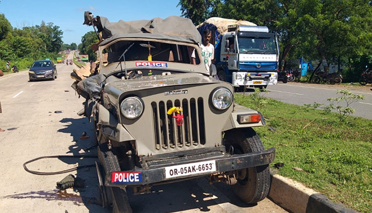 ପୁଲିସ ଗାଡି ସହ ଘୁଷୁରି ବୋଝେଇ ଟ୍ରକ ଧକ୍କା, ୩ ଗୁରୁତର