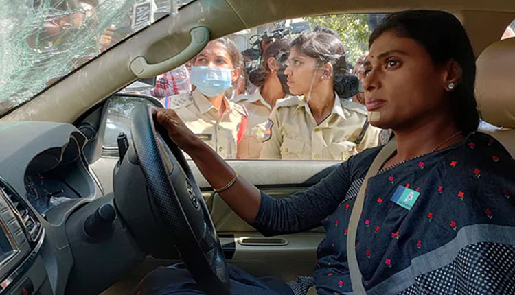 କାରରେ ବସିଥିବାବେଳେ କାର୍‌ ସହ ଆନ୍ଧ୍ର ମୁଖ୍ୟମନ୍ତ୍ରୀଙ୍କ ଭଉଣୀଙ୍କୁ କ୍ରେନ ଦ୍ୱାରା ଉଠାଇନେଲା ପୁଲିସ