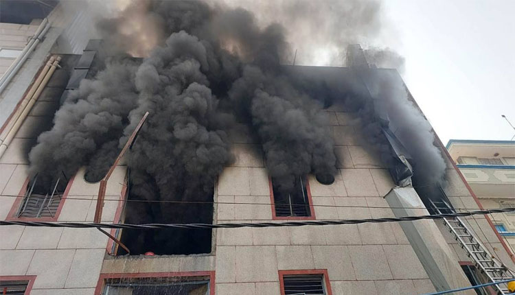 ଦିଲ୍ଲୀ ନରେଲାରେ ଥିବା ପ୍ଳାଷ୍ଟିକ୍ ଫ୍ୟାକ୍ଟ୍ରିରେ ଭୀଷଣ ଅଗ୍ନିକାଣ୍ଡ; ୨ ମୃତ, ଅନେକ ଆହତ