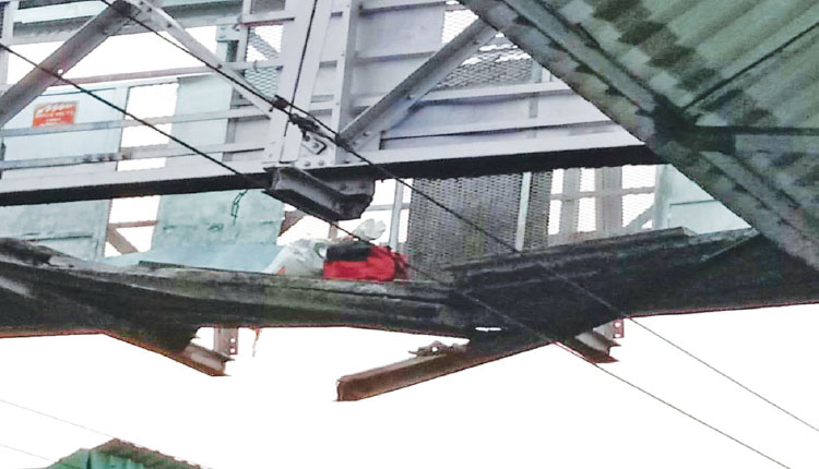 ରେଲୱେ ଷ୍ଟେସନରେ ଫୁଟ୍‌ ଓଭର ବ୍ରିଜ୍‌ ସ୍ଲାବ୍‌ ଖସି ଜଣେ ମୃତ, ୨୦ ଯାତ୍ରୀ ଆହତ