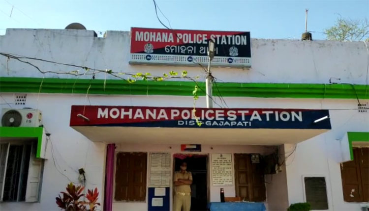 ମୋହନା ପୋଲିସକୁ ବଡ ସଫଳତା; ବେଆଇନ ଅଳଙ୍କାର ଚାଲାଣ ବେଳେ ଗାଡିରୁ ସୁନା ଏବଂ ରୁପା ଅଳଙ୍କାର ଜବତ, ୨ ଅଟକ