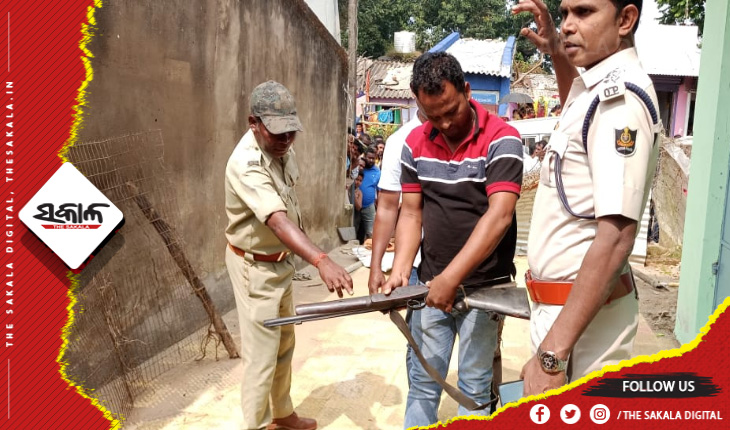 ବନ୍ଧୁକ ଧରି ଯାଉଥିଲେ ଯୁବକ, ହାତରେ ଗୁଳି ଫୁଟି ଛିଣ୍ଡିଗଲା ପାପୁଲି