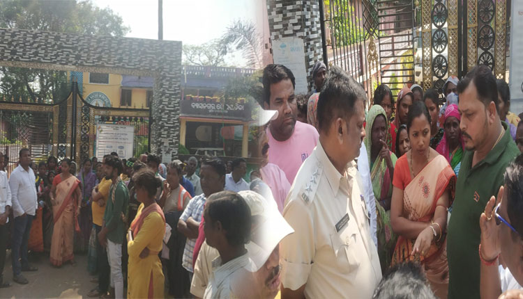 ଦରମା ଟଙ୍କା ପ୍ରଦାନରେ ବିଳମ୍ବ ପ୍ରତିବାଦରେ ବ୍ୟାସନଗର ପୈାର କାର୍ଯ୍ୟାଳୟ ଗେଟରେ ତାଲା, ଅଧ୍ୟକ୍ଷା ଅଟକ