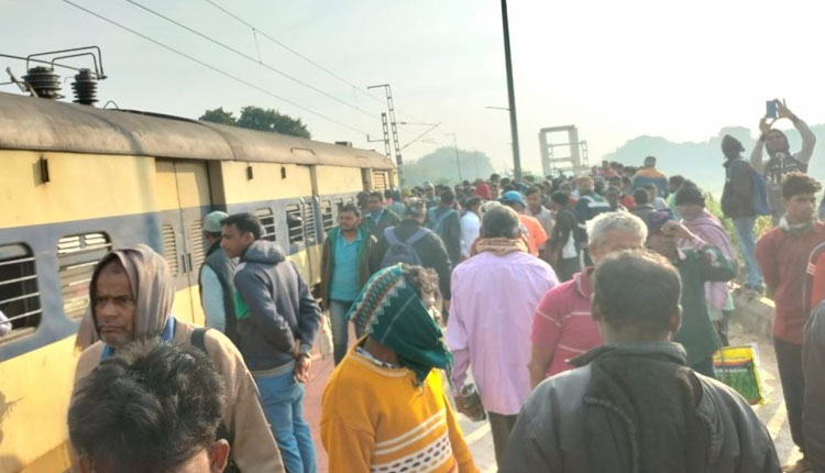 ଟ୍ରେନରୁ ଖସିପଡ଼ି ଦୁଇ ଯାତ୍ରୀ ଆହତ, ଟ୍ରେନକୁ ଅଟକାଇଲେ ସ୍ଥାନୀୟ ଲୋକେ