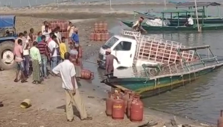 ଚିଲିକାରେ ବୁଡ଼ିଲା ଗ୍ୟାସ୍ ସିଲିଣ୍ଡର ବୋଝେଇ ପିକ ଅପ୍ ଭ୍ୟାନ୍, ଉଦ୍ଧାର କାର୍ଯ୍ୟ ଜାରି