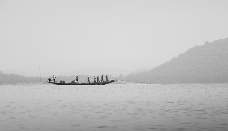 ଘନ କୁହୁଡି ଯୋଗୁଁ ମଝି ଚିଲିକାରେ ଫସିଲା ଡଙ୍ଗା,  ଡଙ୍ଗାରେ ଥିଲେ ୨୦ରୁ ଉର୍ଦ୍ଧ୍ୱ ଶ୍ରଦ୍ଧାଳୁ