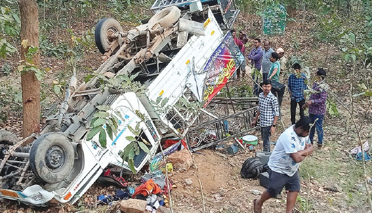 ଭାରସାମ୍ୟ ହରାଇ ଘାଟିରେ ଓଲଟିଲା ଡିଜେ ଗାଡି; ଜଣେ ମୃତ, ୨୦ରୁ ଉର୍ଦ୍ଧ୍ବ ଆହତ