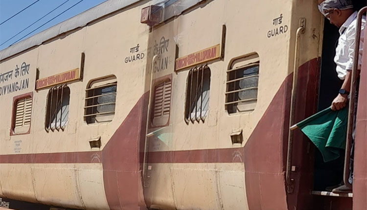 କେନ୍ଦୁଝର ଦେଇ ଚଳାଚଳ କଲା ରାଞ୍ଚି-ଭିଲୁପୁରମ ସାପ୍ତାହିକ ସୁପର ଫାଷ୍ଟ ଟ୍ରେନ