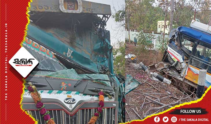 ବସ୍ -ଟ୍ରକ ମୁହାଁମୁହିଁ ଧକ୍କା: ଭାରସାମ୍ୟ ହରାଇ ରାସ୍ତାକଡ଼କୁ ଖସିଲା ବସ୍, ୧୫ ଆହତ