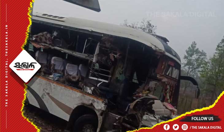 ହାଇୱାକୁ ଧକ୍କା ଦେଲା ଯାତ୍ରୀବାହୀ ବସ୍: ୨ମୃତ, ୨୦ରୁ ଉର୍ଦ୍ଧ୍ବ ଆହତ