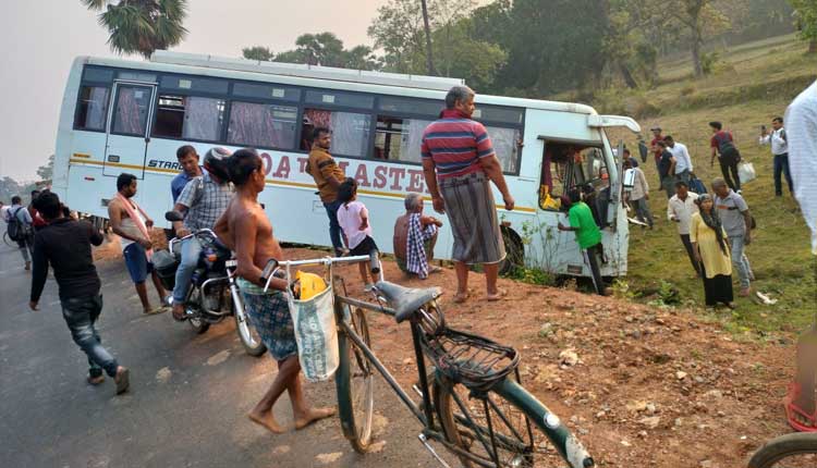 ଭାରସାମ୍ୟ ହରାଇ ରାସ୍ତାତଳକୁ ଖସିଲା ଯାତ୍ରୀବାହି ବସ, ଅଳ୍ପକେ ବର୍ତ୍ତିଲେ ୨୦ରୁ ଉର୍ଦ୍ଧ୍ବ ଯାତ୍ରୀ