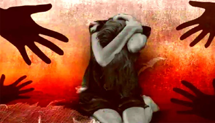 ଶୌଚ ହେବାକୁ ଯାଉଥିବା ବେଳେ ନାବାଳିକାଙ୍କୁ ଦୁଷ୍କର୍ମ ଉଦ୍ୟମ, ପୋଷାକ ଚିରି ଭିଡିଓ ଭାଇରାଲ କରିବାକୁ ଧମକ