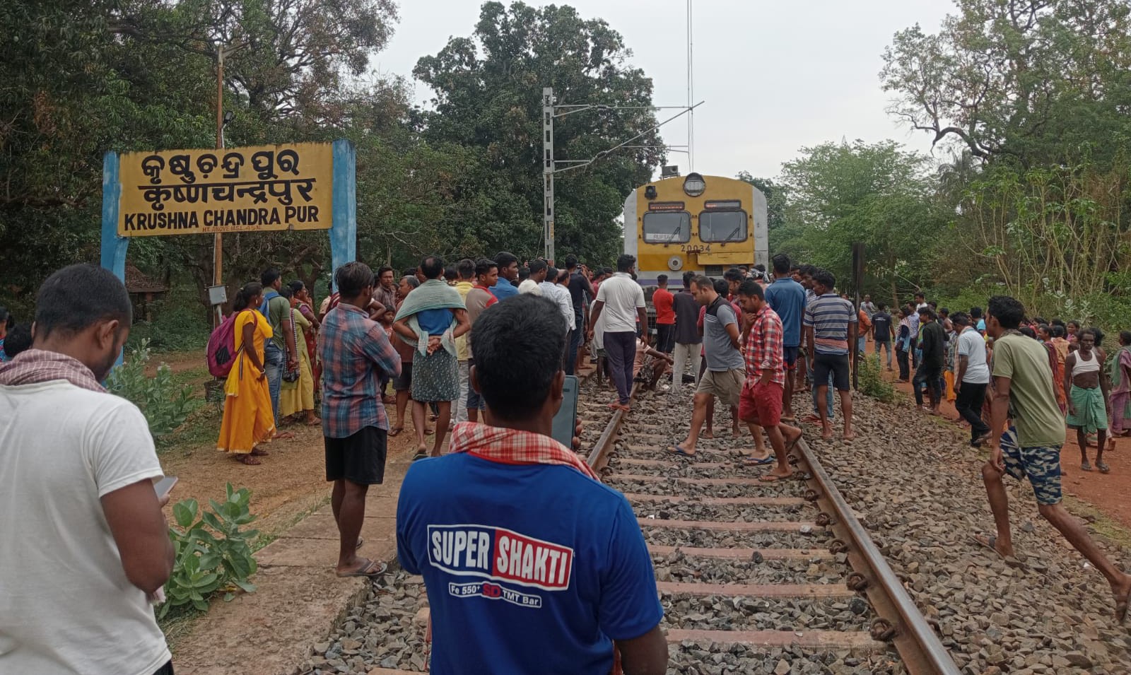 ଟ୍ରେନ ଧକ୍କାରେ ଚାଲିଗଲା ବାଇକ ଆରୋହୀଙ୍କ ଜୀବନ, ସମାଧାନ ଦାବିରେ ରେଳ ରୋକ