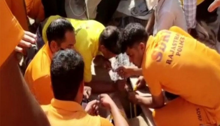 ୭ ଘଣ୍ଟାର ଅକ୍ଲାନ୍ତ ପରିଶ୍ରମ ପରେ ୨୦୦ ଫୁଟ୍ ବୋରୱେଲ ଭିତରେ ଫସିଥିବା ନାବାଳକ ସୁରକ୍ଷିତଭାବେ ଉଦ୍ଧାର