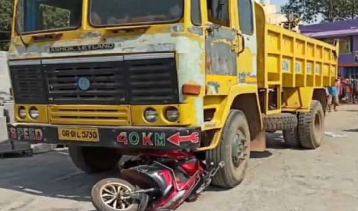 ବାଲିବୋଝେଇ ଡମ୍ଫର ଧକ୍କାରେ ବନକର୍ମଚାରୀ ମୃତ