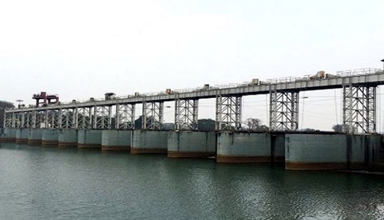 ମୁଣ୍ଡଳି ବ୍ୟାରେଜ୍ ଉପରେ ସ୍କୁଟି ରଖି ମହାନଦୀକୁ ଡେଇଁଲେ ଯୁବତୀ !