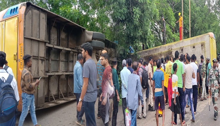 ଭାରସାମ୍ୟ ହରାଇ ଓଲଟିଲା ଯାତ୍ରୀବାହୀ ବସ୍, ୧୫ରୁ ଉର୍ଦ୍ଧ୍ବ ଆହତ